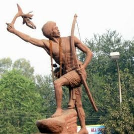 अंग्रेजों के खिलाफ संघर्ष ने बना दिया आदिवासियों का भगवान, ऐसी है बिरसा मुंडा की कहानी