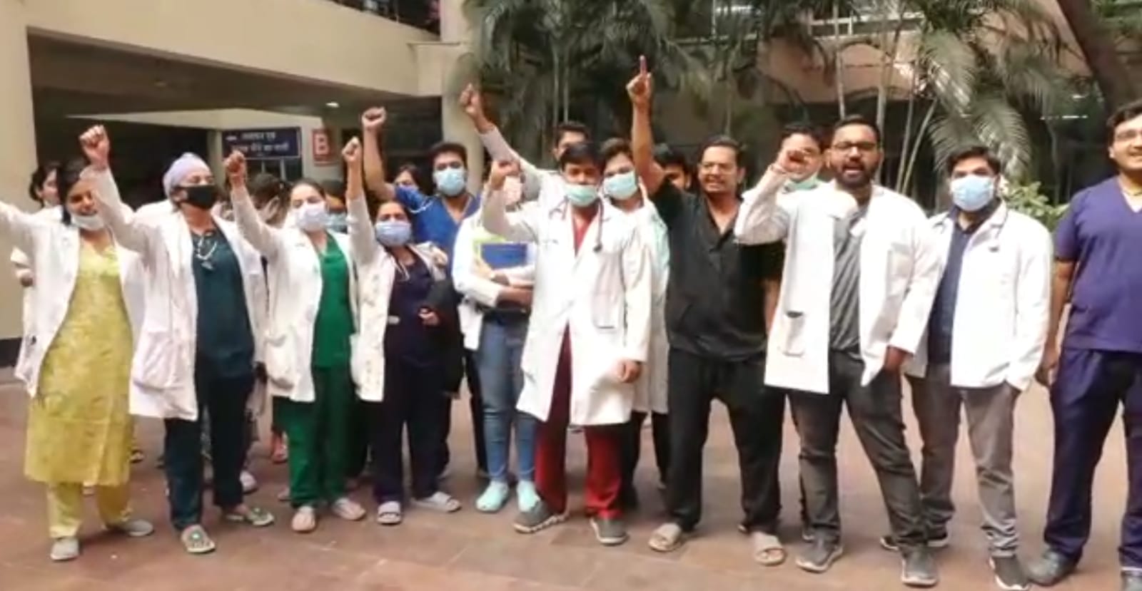 जूनियर डॉक्टरों की भर्ती मामले में इंदौर के एमवाय अस्पताल में जूडा की हड़ताल, जमकर की नारेबाजी