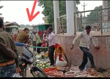 Video : सब्जी विक्रेताओं का विवाद सुलझाने पहुंचे TI खुद उलझे विवाद में, जमकर बरसाई लाठियां