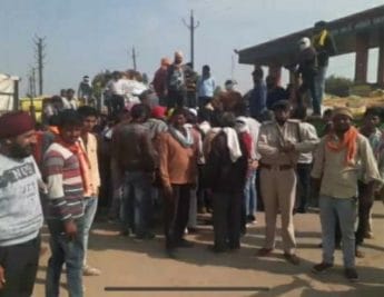 मनमानी से भड़के किसान, कच्ची आढ़त और मल्हार के विरोध में लगाया जाम