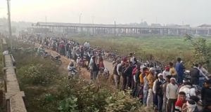 खाद की आस में घंटों लंबी कतार में बैठे किसान, महिलाएं-बच्चे भी परेशान, प्रशासन मौन