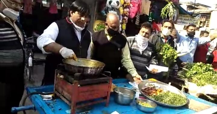 Movement against increase in GST, cloth merchants fried pakodas, expressed  opposition कांग्रेस MLA ने कपड़ा व्यापारियों से खरीदे पकोड़े और सब्जियां,  कहा - रोजगार देने वाले सेक्टर ...