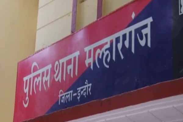 इंदौर में आवारा बदमाशों का आतंक, कमिश्नर प्रणाली लागू लेकिन रहवासी पुलिस व्यवस्था से नाखुश, पुलिस चौकी की मांग को लेकर हंगामा।