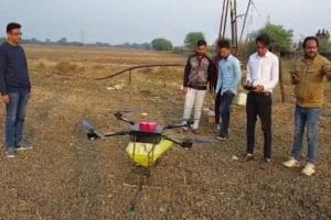 जबलपुर : खेत मे बुवाई के लिए ड्रोन का किया उपयोग
