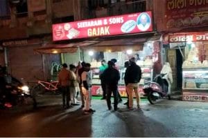 मुरैना : 10 रुपए को लेकर गजक की दुकान पर अज्ञात बदमाशों ने की फायरिंग, घटना सीसीटीवी में कैद