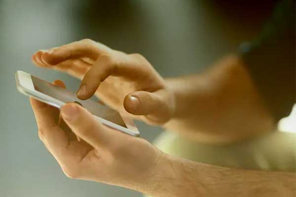 तेज स्पीड से चल पड़ेगा आपका पुराना स्मार्टफोन, एकदम नई जैसी स्पीड के लिए ये ट्रिक अपनाएं