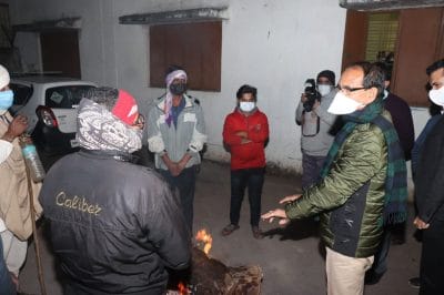 रैन बसेरों में श्रमिकों के साथ हाथ तापते दिखे सीएम शिवराज, अफसरों को दिए ये निर्देश