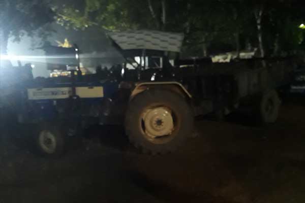 खनियाधाना में वन विभाग और पुलिस की संयुक्त कार्रवाई, दो ट्रैक्टर-ट्रॉली जब्त