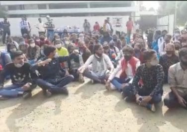 Jabalpur News: ऑफलाइन एग्जाम के खिलाफ छात्राओं का प्रदर्शन, सड़क जाम, पुलिस से तीखी बहस