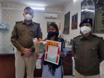 जबलपुर : एसपी सिद्धार्थ बहुगुणा ने छात्रा का किया सम्मान, जानिए क्या है मामला