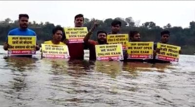 कड़कड़ाती ठंड में NSUI का ठंडे पानी में कपकपाता प्रदर्शन