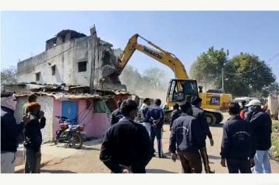 गुना : सरकारी जमीन पर बने आवास पर चला बुलडोजर