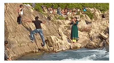 भेड़ाघाट जलप्रपात: सुरक्षा की दृष्टि से अनजान पर्यटक रोजाना खेलते हैं जान से