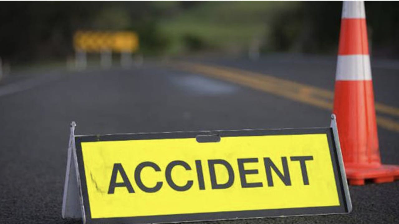 neemuch news traumatic road accident bike riding couple died on the spot  due to collision with Innova car daughter injured दर्दनाक सड़क हादसा, इनोवा  कार की टक्कर से बाइक सवार दंपति की