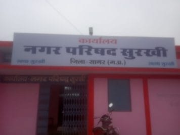 नरकीय जीवन भागने को मजबूर, डेढ़ साल से झोपड़ी में बिस्तर पर पड़ा आदिवासी नौजवान