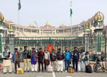India-Pak News: भारत ने 12 पाकिस्तानी कैदियों को वाघा के रास्ते स्वदेश भेजा