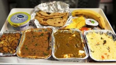 अब ट्रेन में यात्रियों को फिर मिलेगा पैन्ट्री कार का गरम खाना, ट्रेनों में सुविधा शुरू