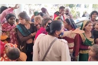 Guna News : गुना कलेक्ट्रेट में पहुंचे मजदूरों के आरोप पर वन विभाग की सफाई