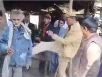 वर्दी का रौब दिखाते हुए पुलिसकर्मी ने मारी बुजुर्ग को लात, वीडियो वायरल