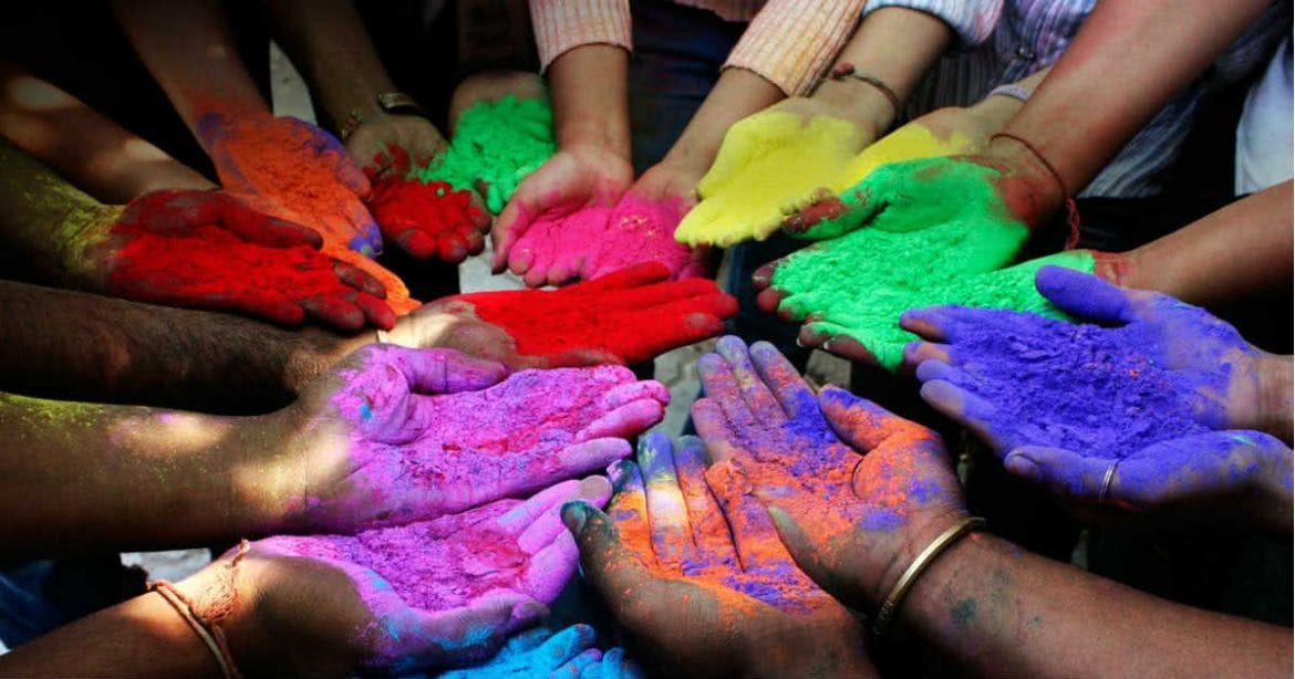 Holi 2023: रंगों के रिएक्शन से बचने के लिए घर में तैयार करें Herbal Colors, यहां देखें विधि