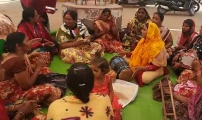 होली पर्व आखिर क्यों महिलाओं को मनाना पड़ा कलेक्ट्रेट के सामनें