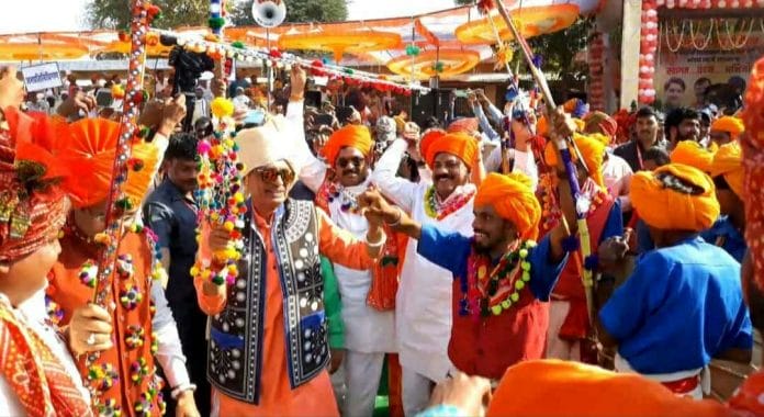 MP News : भगोरिया उत्सव में शामिल हुए सीएम शिवराज, आदिवासियों के साथ किया पारम्परिक नृत्य