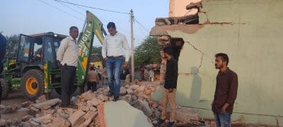 Mandsaur News: कानून हाथ मे लेने वालों से सख्ती से निपट रही पुलीस, अपराधियों के मकान चली प्रशासन की जेसीबी