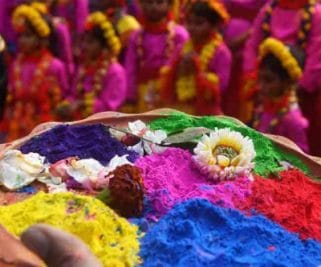 ये है देश की अजब गजब होली, जिसमें नहीं किया जाता रंगों का इस्तेमाल, जानिए यहां