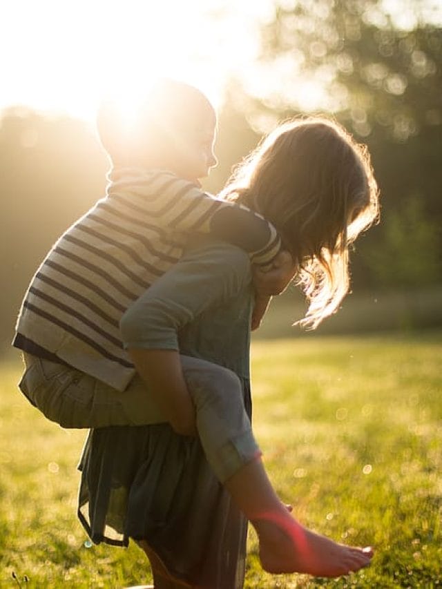 बॉलीवुड सुपरस्टार के अनजाने और प्यारे भाई-बहन की जोड़ी, देखें यहाँ