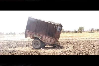 भूसा बनाने वाली मशीन से निकली चिंगारी, पांच एकड़ खड़ी गेहूं की फसल जलकर राख