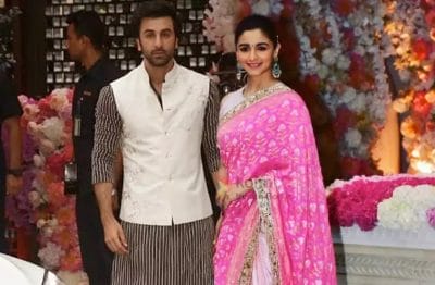 आलिया भट्ट-रणबीर कपूर की शादी: सज-सँवर कर पहुंचा वेन्यू पर दूल्हा-दुल्हन का परिवार, जल्द ही लेंगे दोनों सात फेरे