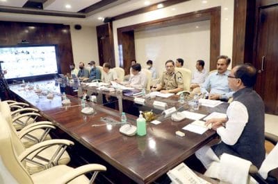 MP : सीएम शिवराज का सख्त रुख, अधिकारियों को निर्देश-माफिया, दुराचारी सहित चिटफंड कंपनियों पर जारी रहेगी कार्रवाई