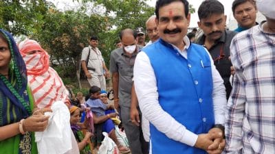 मध्य प्रदेश : दतिया में नरोत्तम मिश्रा ने डोर टू डोर जा कर सुनी समस्याएं