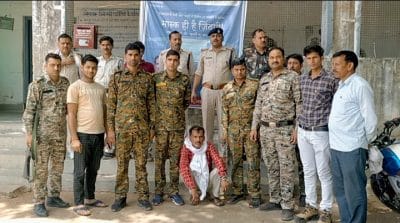 17 साल से फरार इनामी अपराधी चढ़ा पुलिस के हत्थे मौके से 12 बोर बन्दूक व कारतूस के जप्त