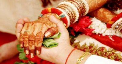 दूल्हे ने पहना शेरवानी तो विवाह कार्यक्रम में मच गया बवाल और चालू हो गया पथराव