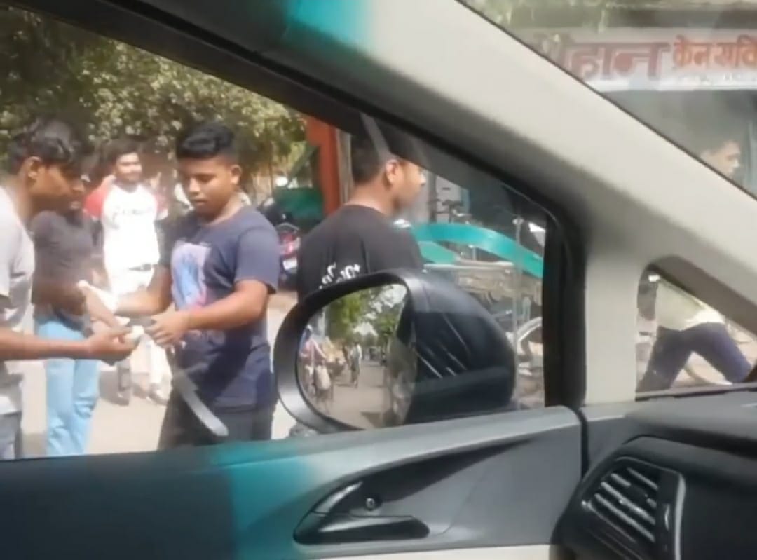 Video Of Assault On Road In Gwalior Goes Viral Police Are Searching