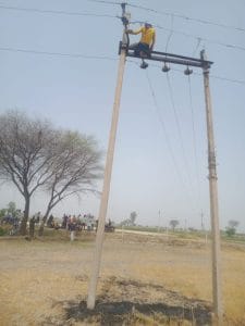 लापरवाही : बिजली के पोल पर चढ़कर लाईट सही कर रहे युवक की मौत