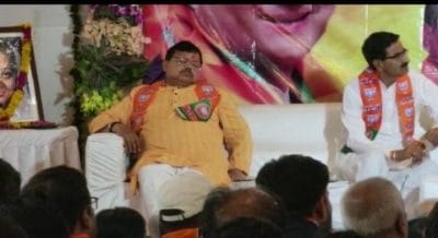 VIDEO VIRAL : मंच पर सो गए महाराज के मंत्री, कांग्रेस की चुटकी ‘अब हमारा नेता शिवराज’