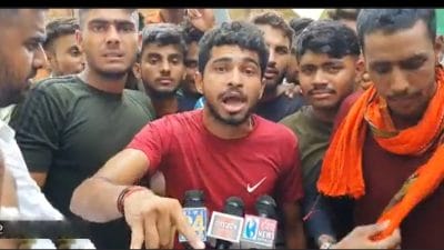 Agnipath protests: अग्नीपथ के विरोध में बिहार में मचा बवाल, रेल और सड़क यातायात पर भड़की हिंसा