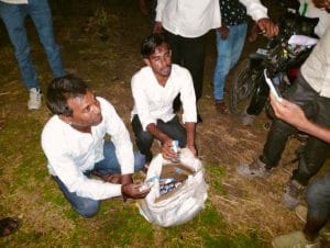 देवास के बागली में मतदान के पूर्व शराब बाँटता युवक गिरफ्तार