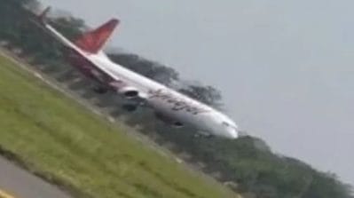 बड़ा हादसा टला : उड़ान भरते ही विमान में लगी आग, आम नागरिकों की सूझ-बूझ से बची जान