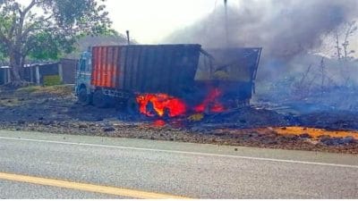 मध्य प्रदेश : सड़क के किनारे धू-धू कर जला केमिकल से भरा ट्रक, दूसरे ट्राले में फंसा चालक क्रेन की मदद से निकाला