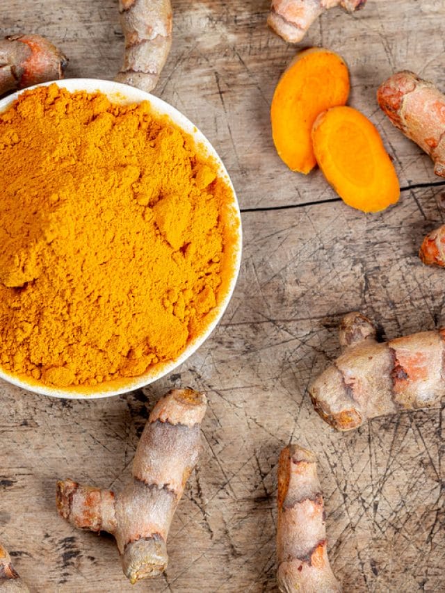 चेहरे के लिए हल्दी है वरदान, ऐसे करें इसका इस्तेमाल