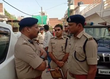 Gwalior में बेखौफ बदमाश, प्रोफ़ेसर की पत्नी व बच्ची को बंधक बनाकर दिन दहाड़े लूट