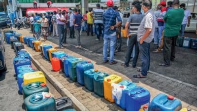 श्रीलंका संकट : देश में मचा हाहाकार, पेट्रोल 500 रुपये लीटर के करीब वहीं डीजल 450 रुपये के पार