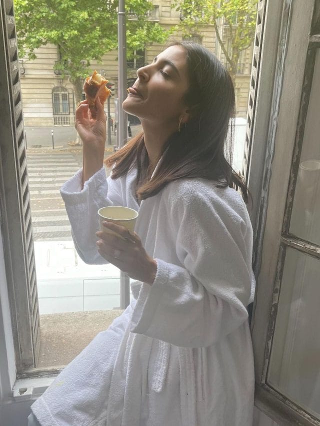 बाथरोब पहन यूं पेरिस में टाइम स्पैंड कर रही Anushka Sharma