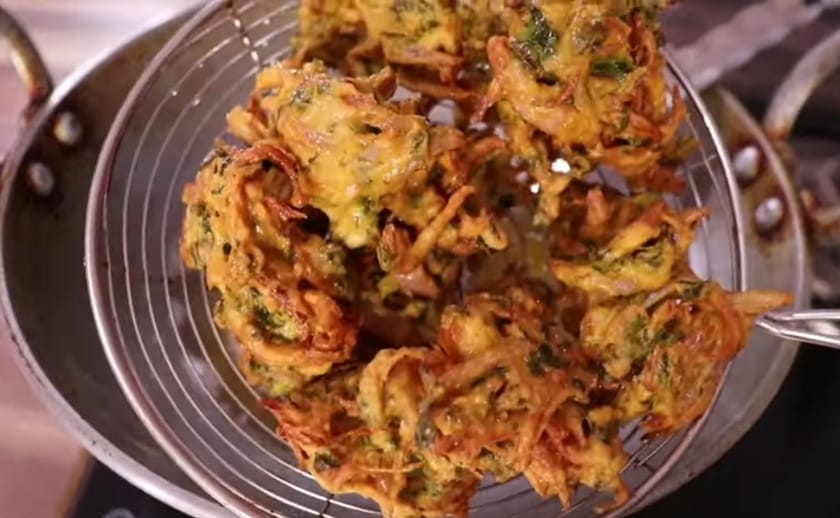 Chef Kunal Kapoor reveals new recipe of Potato and Onion Pakoda आलू