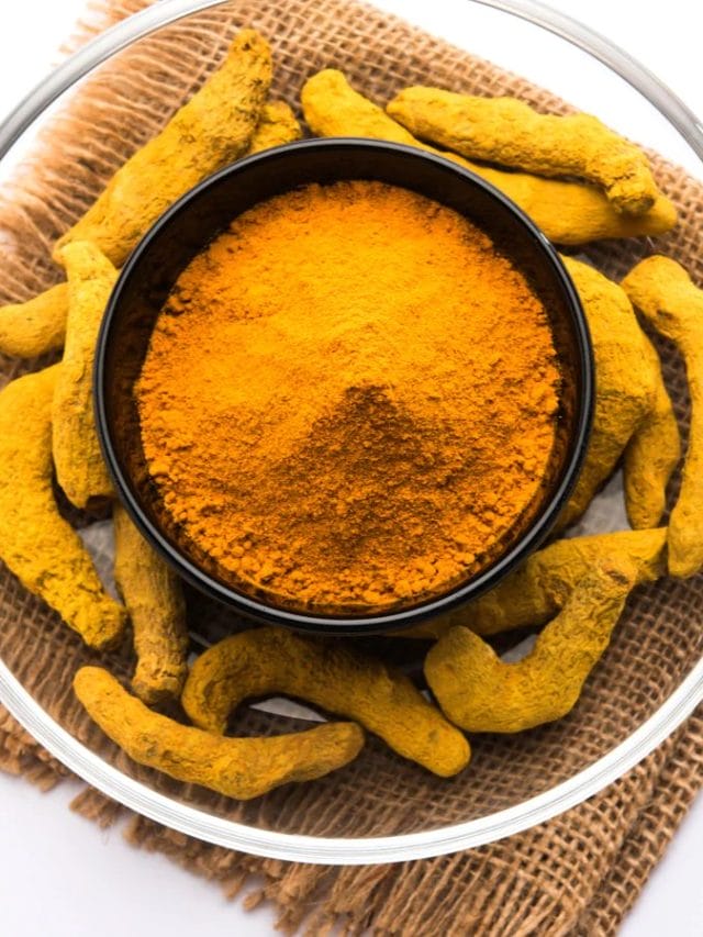 Turmeric Remedy: सुंदरता, सिर्फ खाना पकाने के लिए नहीं; दोषों को दूर करने के लिए भी हल्दी है जरूरी