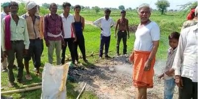 विकास की जमीनी हकीकत,खुले आसमान में अंतिम संस्कार करने को मजबूर ग्रामीण