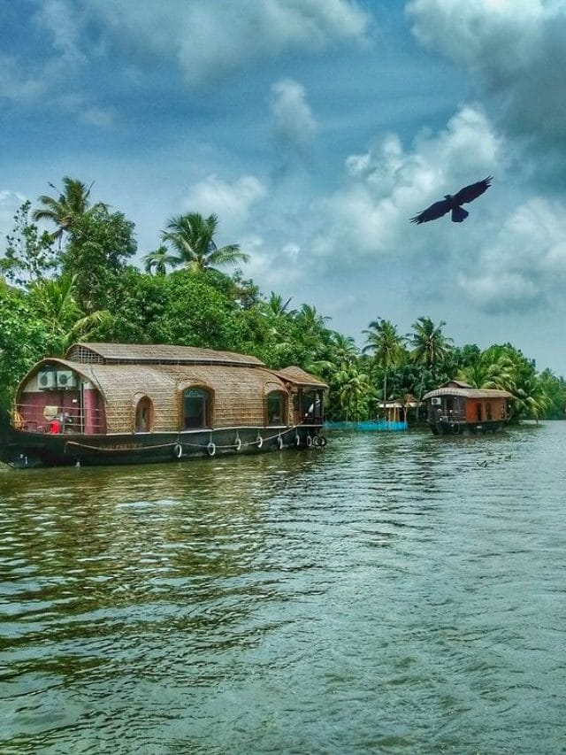 Monsoon Travel Tips : बरसात के मौसम में यात्रा? अगर ऐसा है तो इस बात का ध्यान रखें